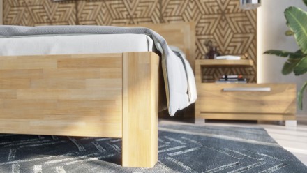 Krevet od punog drveta sa blago udubljenim nogama