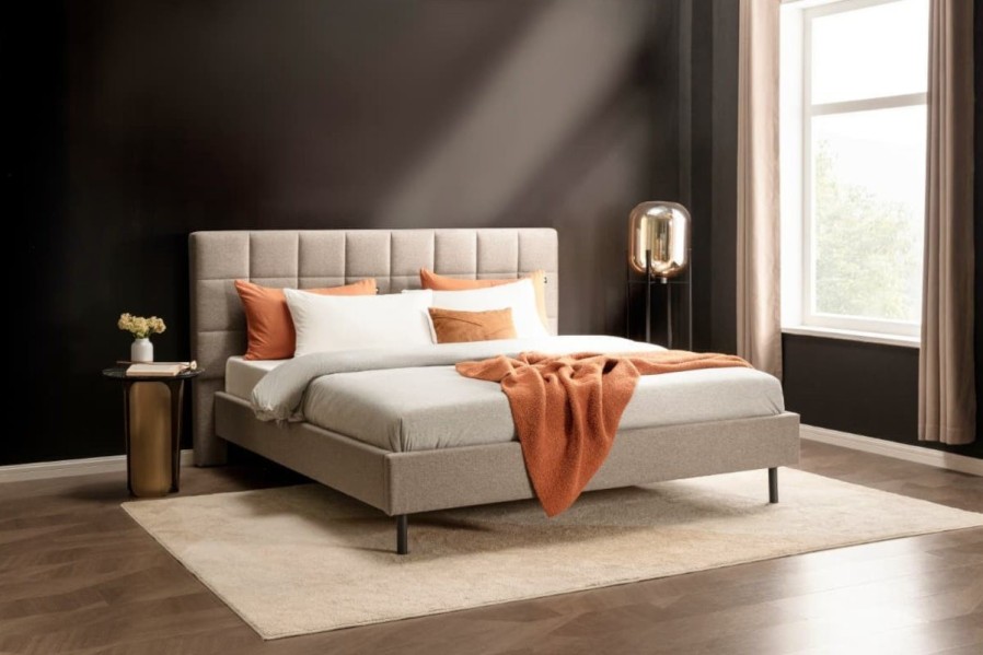 Klinmam Comfort Borneo je moderan tapacirani krevet koji kombinuje jednostavan, ali prepoznatljiv dizajn sa praktičnim funkcijama koje ćete oceniti u svakodnevnom životu.