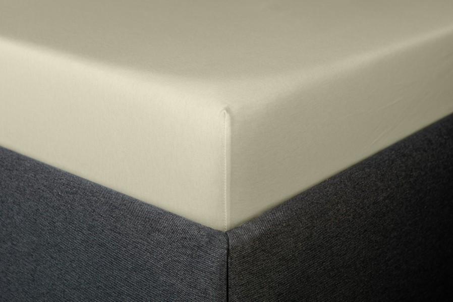 Čaršav u boji na razvlačenje Čaršav Klinmam Home Jersey, boja kafe, 90x200 cm 1 Klinmam Jersey čaršavi su napravljeni od prvoklasnih finih prediva. Savršeno su mekani i veoma prijatni na dodir.