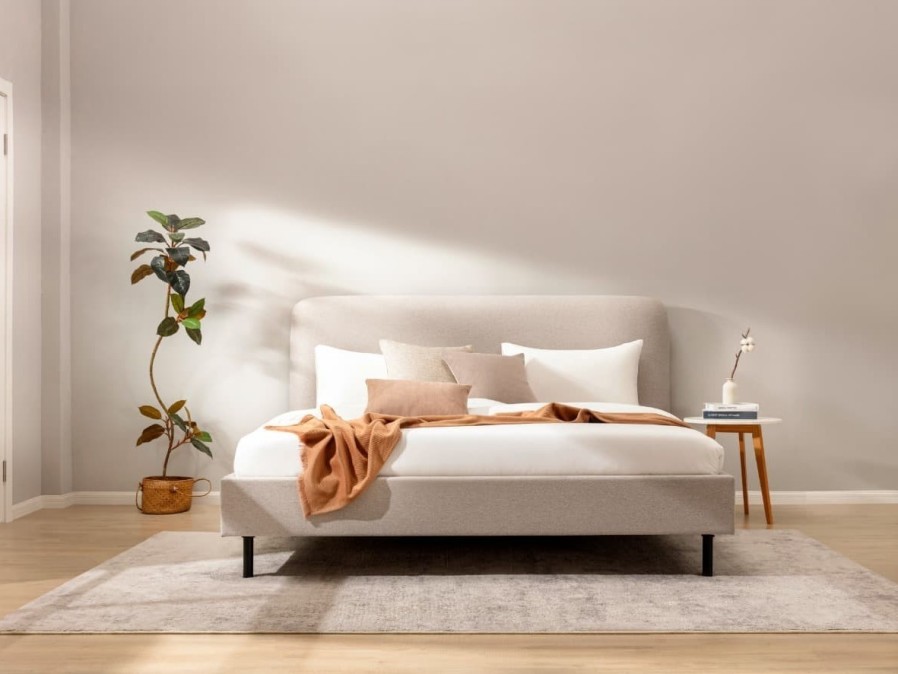 Klinmam Comfort Laguna je elegantan i vanvremenski krevet sa mekim tapacirungom koji donosi jednostavnost i čistoću dizajna.