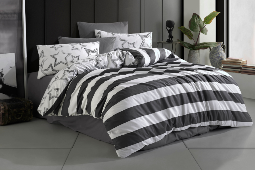 Posteljina sa prugama i zvezdama, 140x200 cm + 70x90 cm 1 Posteljina Klinmam Home je napravljena od visokokvalitetnog Renforce pamuka, čija su vlakna mnogo mekša, glatkija i prijatnija od običnog pamuka.
