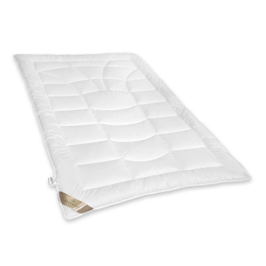 Prekrivač sa uklanjanjem vlage Lyocell Aerelle®  može da se koristi tokom cele godine, 135x200 cm 1 Prirodna lyocell tkanina u posteljini Klinmam Home Lyocell Aerelle® nudi jedinstven nivo udobnosti za vaš san. Površinska tkanina od lyocella ima odlične termoregulacione sposobnosti (hladi leti, greje zimi), meka je na dodir i tokom ležanja. Takođe se ističe po svojoj sposobnosti upijanja, koja je otprilike 50% veća od one kod klasičnog pamuka. Zbog toga je pogodan za osobe sa povećanim znojenjem i sportiste.