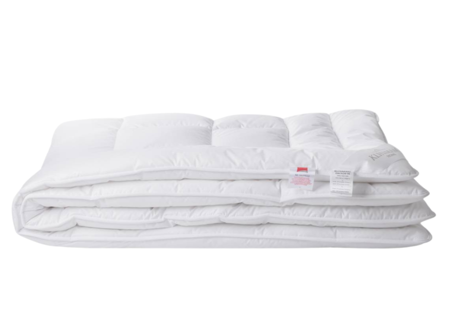 Prekrivač za alergičare  Dacron® 95 može da se koristi tokom cele godine, 135x220 cm 1 Posteljina iz Klinmam Home Dacron® 95 serije ima površinski sloj od 100% mikrovlakana, koji obezbeđuje uklanjanje viška toplote iz tela kako bi se sprečilo neprijatno znojenje i obezbedio nesmetan san.