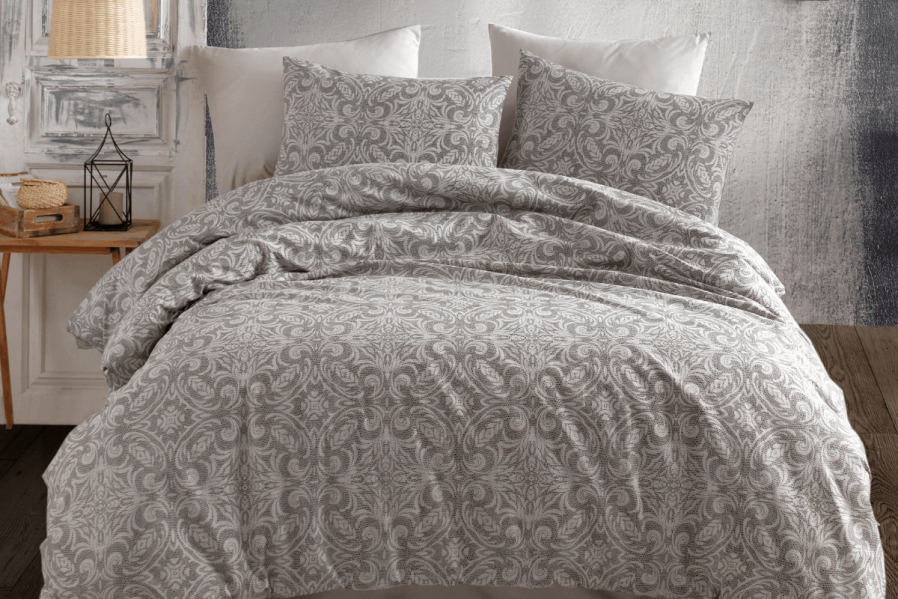 Posteljina Klinmam Home je napravljena od visokokvalitetnog Renforce pamuka, čija su vlakna mnogo mekša, glatkija i prijatnija od običnog pamuka.