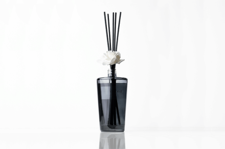 Ekskluzivni difuzer koji je proizveden u Južnoj Koreji. Proizvodi se na veoma fin način bez korišćenja alkohola i drugih opasnih supstanci.