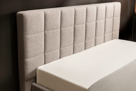 Klinmam Comfort Borneo je moderan tapacirani krevet koji kombinuje jednostavan, ali prepoznatljiv dizajn sa praktičnim funkcijama koje ćete oceniti u svakodnevnom životu.