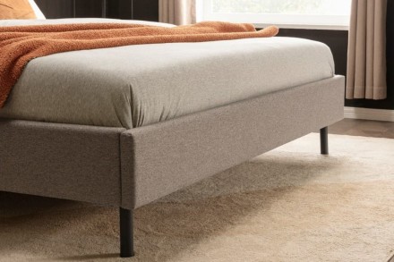 Klinmam Comfort Borneo je moderan tapacirani krevet koji kombinuje jednostavan, ali prepoznatljiv dizajn sa praktičnim funkcijama koje ćete oceniti u svakodnevnom životu.