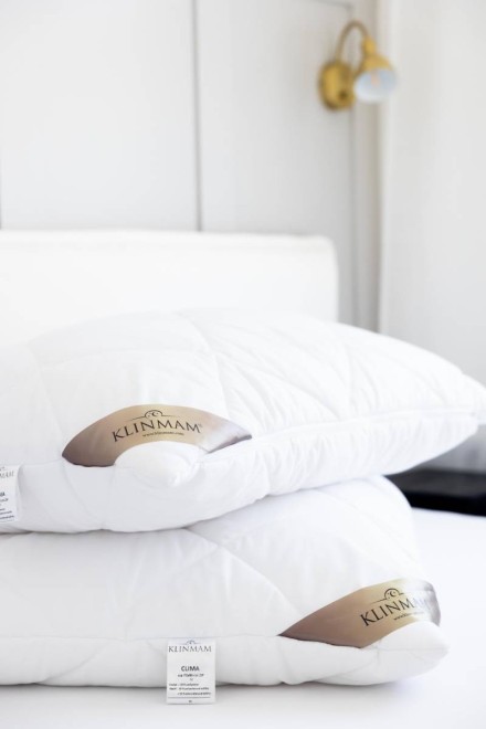 Jastuk je punjen mešavinom finih PES kuglica i fleksibilnih PUR štapića u navlaci sa rajsferšlusom, zahvaljujući kojoj je moguće regulisati količinu punjenja prema vašim potrebama.