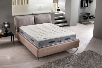 Na dušeku Gran Sonno Fresh Vash 3.0 dominira zanimljiva presvlaka sa sadržajem srebra za odličnu higijensku zaštitu. Ugljenik raspršuje statički elektricitet akumuliran tokom dana i doprinosi regeneraciji faze dubokog sna.