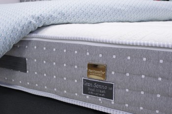 Na dušeku Gran Sonno Fresh Vash 3.0 dominira zanimljiva presvlaka sa sadržajem srebra za odličnu higijensku zaštitu. Ugljenik raspršuje statički elektricitet akumuliran tokom dana i doprinosi regeneraciji faze dubokog sna.