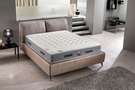 Dušek od memorijske pene za svež san Gran Sonno Fresh Wash 3.0, 140x200 cm 3 Na dušeku Gran Sonno Fresh Wash 3.0 dominira zanimljiva presvlaka sa sadržajem srebra za odličnu higijensku zaštitu. Ugljenik raspršuje statički elektricitet akumuliran tokom dana i doprinosi regeneraciji faze dubokog sna.