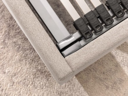 Klinmam Comfort Laguna je elegantan i vanvremenski krevet sa mekim tapacirungom koji donosi jednostavnost i čistoću dizajna.