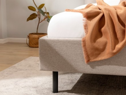 Klinmam Comfort Laguna je elegantan i vanvremenski krevet sa mekim tapacirungom koji donosi jednostavnost i čistoću dizajna.