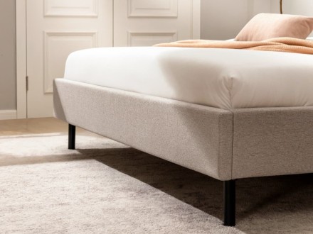 Klinmam Comfort Laguna je elegantan i vanvremenski krevet sa mekim tapacirungom koji donosi jednostavnost i čistoću dizajna.