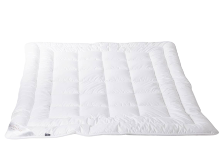 Prekrivač za alergičare  Dacron® 95 može da se koristi tokom cele godine, 135x220 cm 2 Posteljina iz Klinmam Home Dacron® 95 serije ima površinski sloj od 100% mikrovlakana, koji obezbeđuje uklanjanje viška toplote iz tela kako bi se sprečilo neprijatno znojenje i obezbedio nesmetan san.