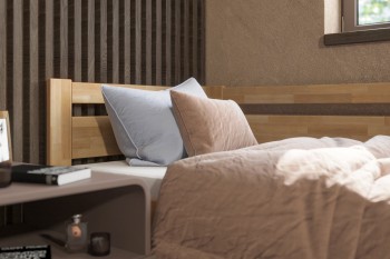 Krevet Emily je veoma popularan krevet za jednu osobu koji će se uklopiti i u dečiju i spavaću sobu. Savršen miris drveta stvara divnu atmosferu u prostoriji, koja će biti idealna za spavanje.