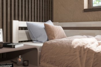 Krevet Emily je veoma popularan krevet za jednu osobu koji će se uklopiti i u dečiju i spavaću sobu. Savršen miris drveta stvara divnu atmosferu u prostoriji, koja će biti idealna za spavanje.