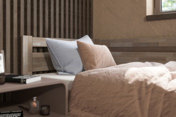 Krevet Emily je veoma popularan krevet za jednu osobu koji će se uklopiti i u dečiju i spavaću sobu. Savršen miris drveta stvara divnu atmosferu u prostoriji, koja će biti idealna za spavanje.