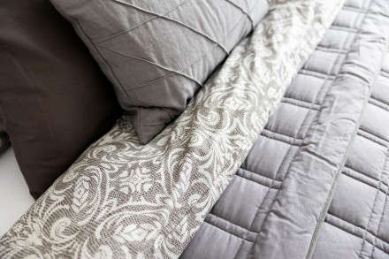 Posteljina Klinmam Home je napravljena od visokokvalitetnog Renforce pamuka, čija su vlakna mnogo mekša, glatkija i prijatnija od običnog pamuka.