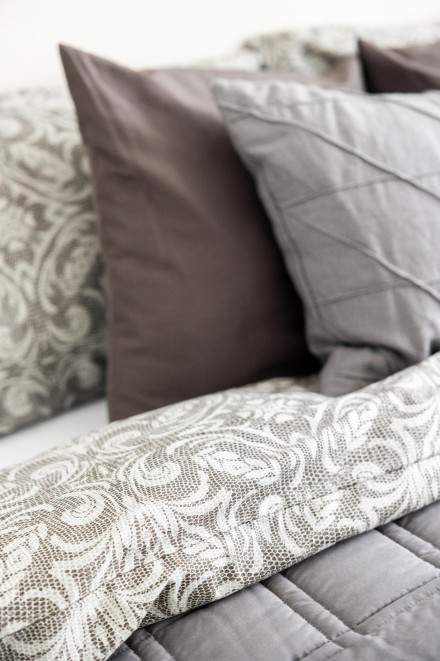 Posteljina Klinmam Home je napravljena od visokokvalitetnog Renforce pamuka, čija su vlakna mnogo mekša, glatkija i prijatnija od običnog pamuka.