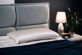 Odličan jastuk sa memorijskim efektom koji se savršeno prilagođava oblinama vašeg vrata, koji je dostupan u dve različite visine (9, 12 cm) kako bi vam bilo što udobnije.