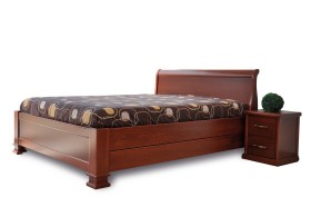 Krevet od punog drveta bukve u tradicionalnom dizajnu