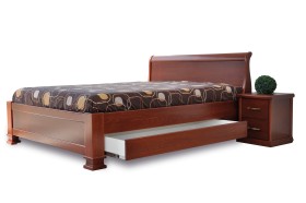 Krevet od punog drveta bukve u tradicionalnom dizajnu
