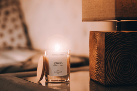 Kolekcija sveća Klinmam Home oličenje je opuštenog načina života. Njihov čist i jednostavan dizajn podseća nas koliko su važni trenuci opuštanja i udobnosti.